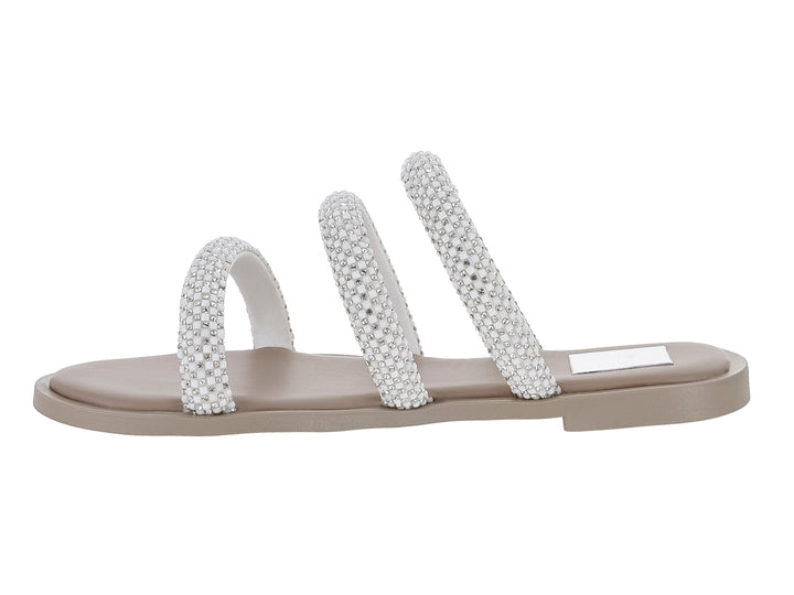 Sandalia color beige con tres tiras adornadas con cuentas blancas brillantes.