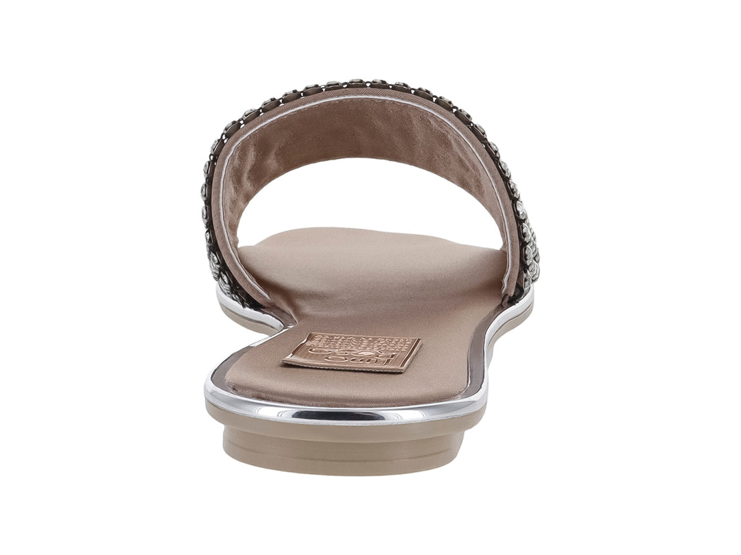 Sandalia plana color nutty con banda frontal decorada con cristales brillantes y suela plateada.