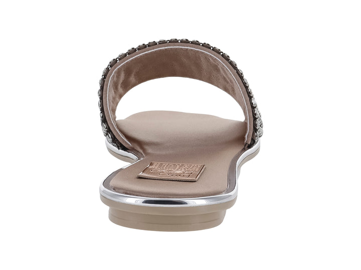 Sandalia plana color nutty con banda frontal decorada con cristales brillantes y suela plateada.