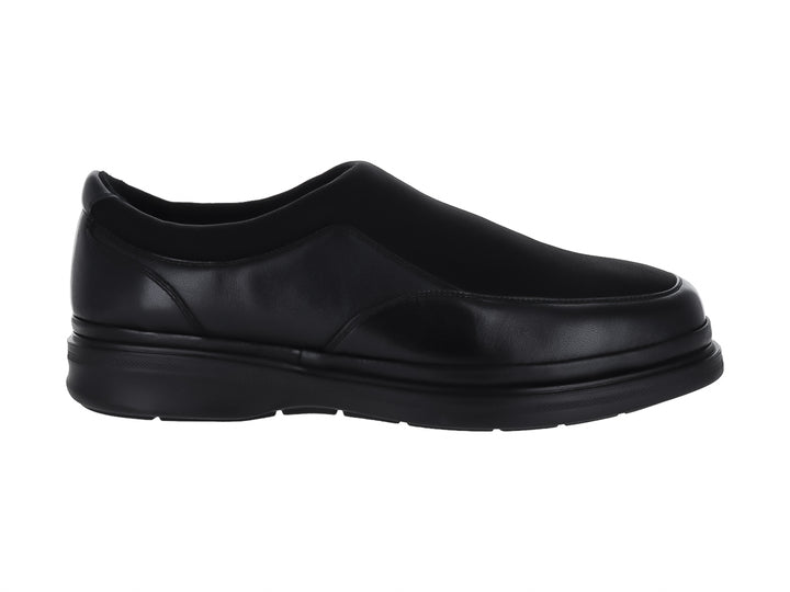 Zapato casual slip-on color negro con detalles en cuero y tela.