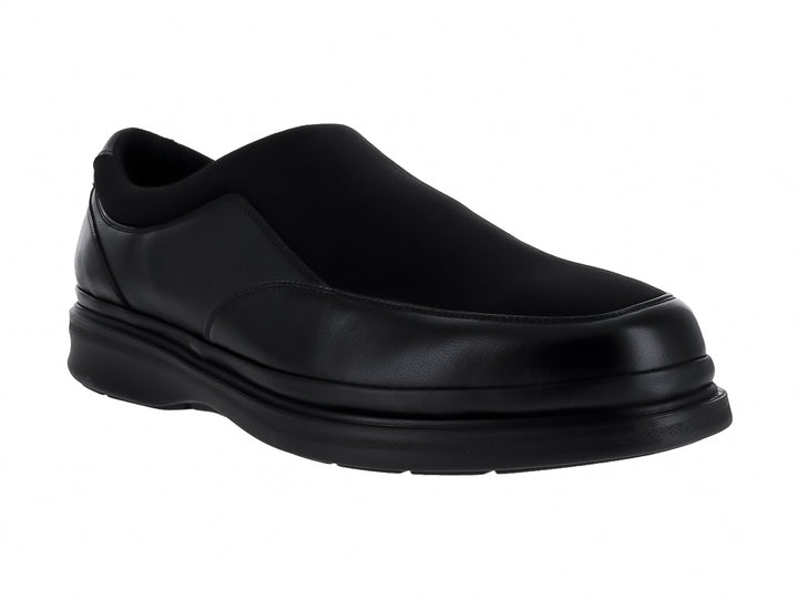 Zapato casual slip-on color negro con detalles en cuero y tela.