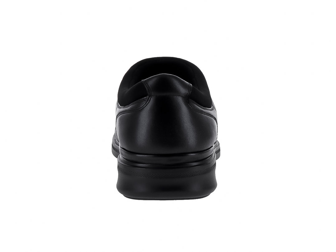 Zapato casual slip-on color negro con detalles en cuero y tela.
