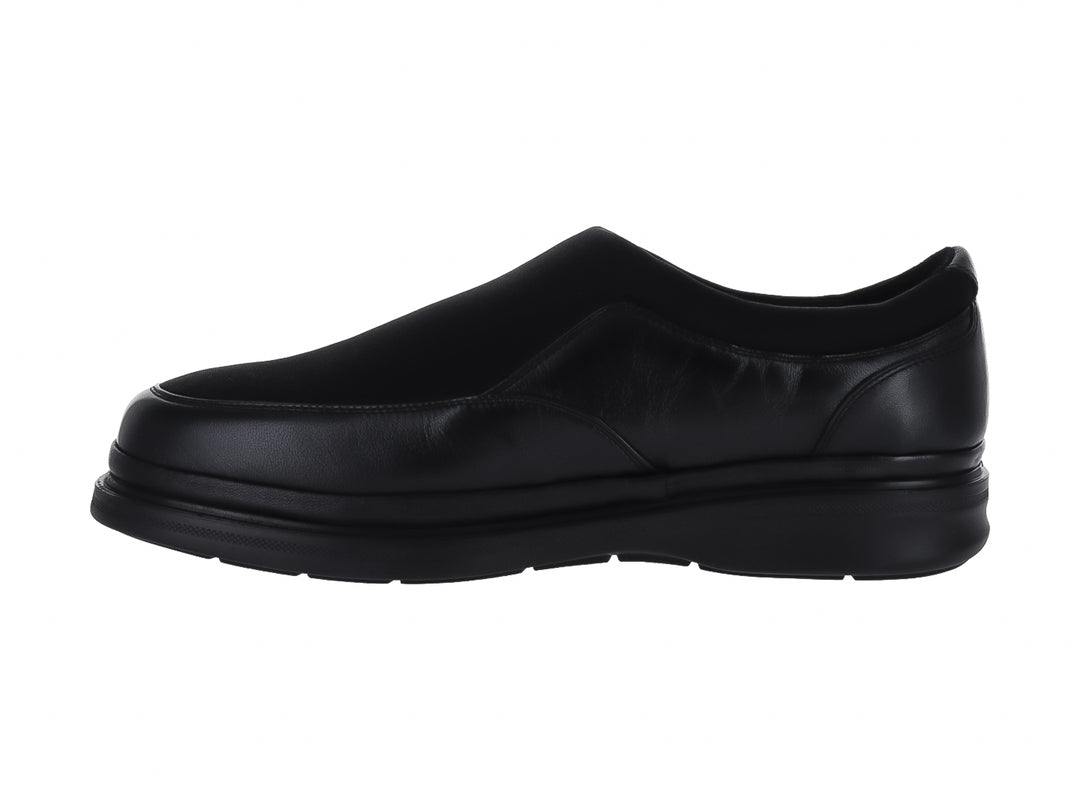 Zapato casual slip-on color negro con detalles en cuero y tela.