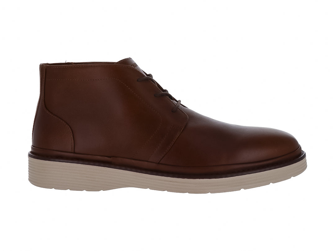 Zapato botín de cuero color marrón con suela blanca y cordones.