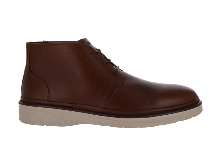 Zapato botín de cuero color marrón con suela blanca y cordones.