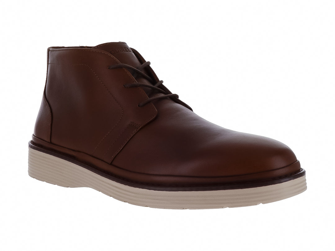 Zapato botín de cuero color marrón con suela blanca y cordones.