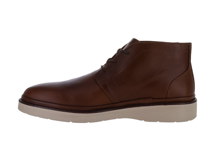 Zapato botín de cuero color marrón con suela blanca y cordones.