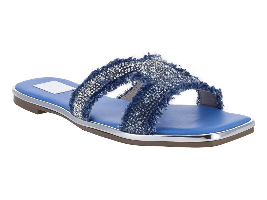 Sandalia plana azul con tiras brillantes plateadas y borde de suela plateado.