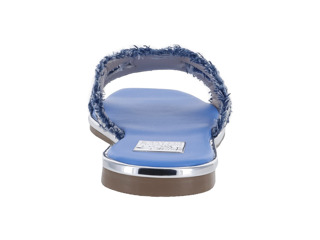 Sandalia plana azul con tiras brillantes plateadas y borde de suela plateado.