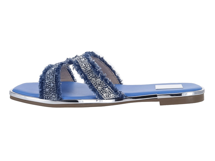 Sandalia plana azul con tiras brillantes plateadas y borde de suela plateado.
