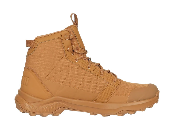 Bota deportiva PUMA color Desert Tan con suela robusta y diseño resistente para exteriores.