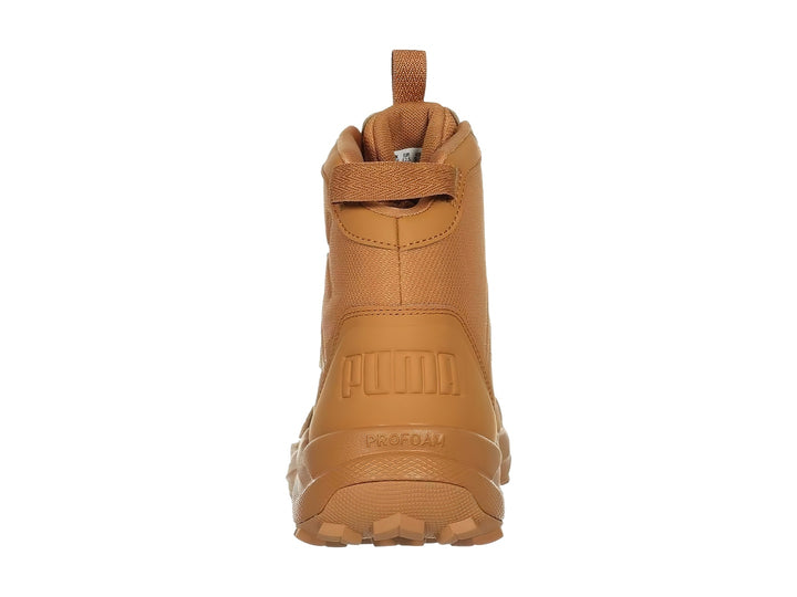 Bota deportiva PUMA color Desert Tan con suela robusta y diseño resistente para exteriores.