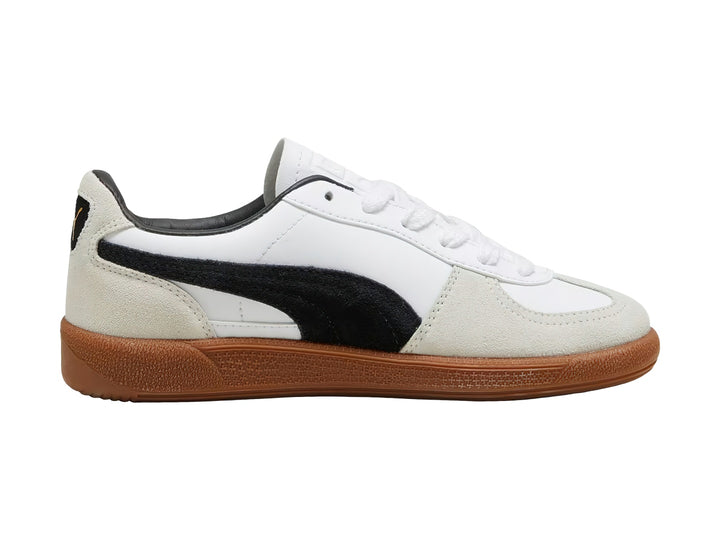 Tenis PUMA Palermo LTH JR en color blanco con detalles en negro y gris, y suela de goma color café.