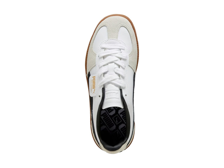 Tenis PUMA Palermo LTH JR en color blanco con detalles en negro y gris, y suela de goma color café.