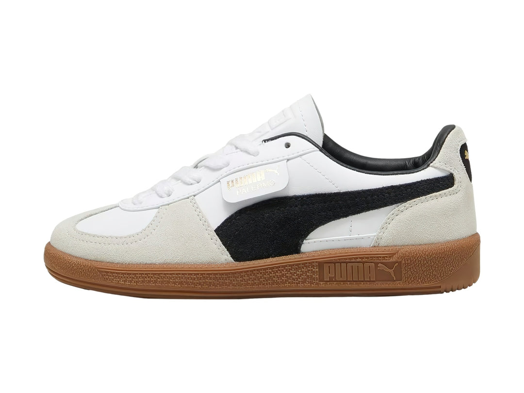 Tenis PUMA Palermo LTH JR en color blanco con detalles en negro y gris, y suela de goma color café.