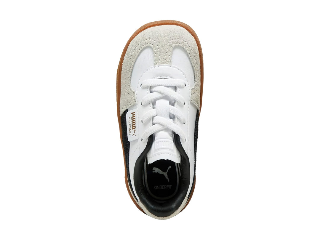 Tenis PUMA Palermo para bebé en color blanco con detalles en gris y negro y suela de goma café.