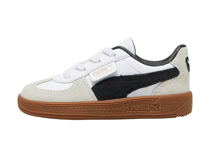Tenis PUMA Palermo para bebé en color blanco con detalles en gris y negro y suela de goma café.