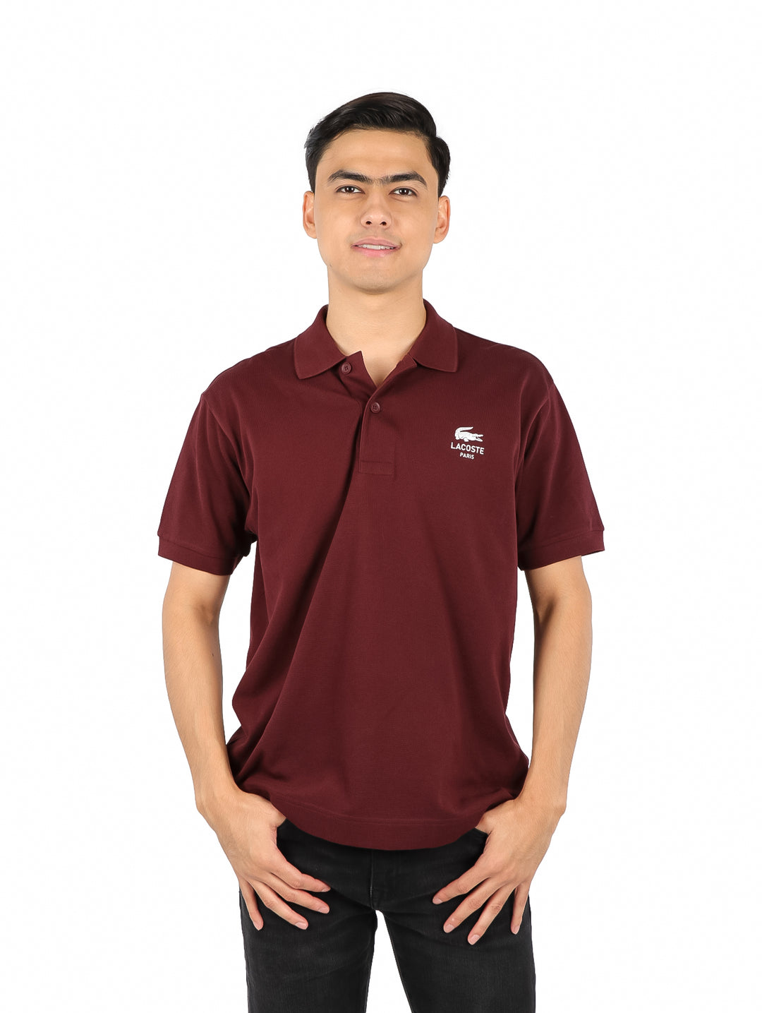 Hombre vistiendo una playera polo Lacoste de color bordeaux con cuello y manga corta.