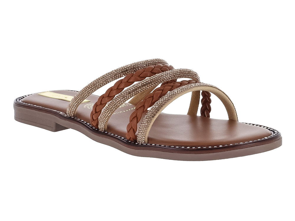 Sandalia plana color tan con tiras trenzadas y detalles en dorado para mujer.