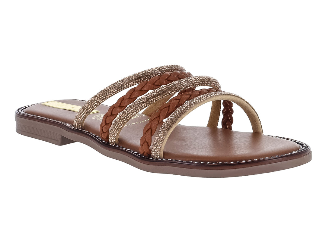 Sandalia plana color tan con tiras trenzadas y detalles en dorado para mujer.