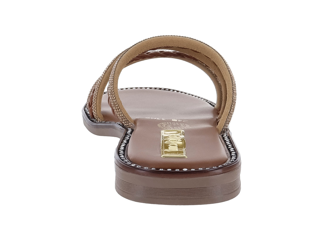 Sandalia plana color tan con tiras trenzadas y detalles en dorado para mujer.