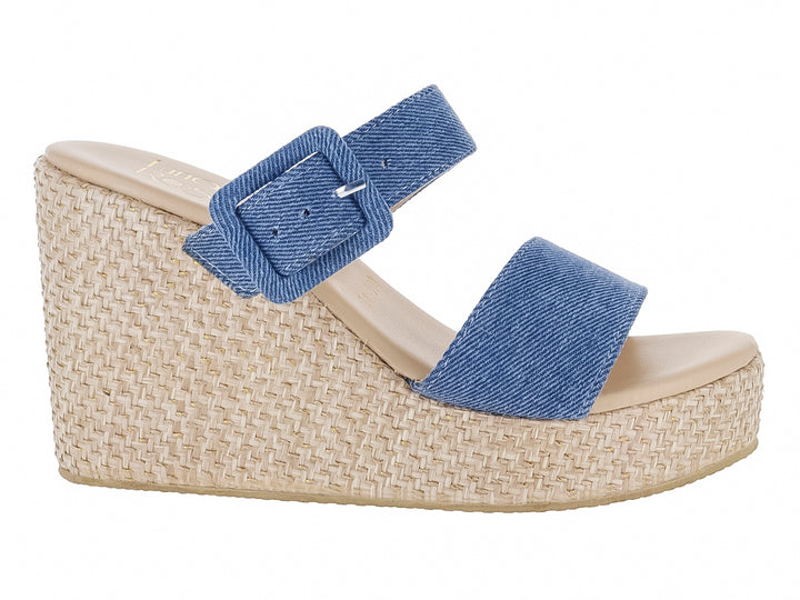 Sandalia de plataforma cuña con tiras de tela azul denim y suela de tejido natural.