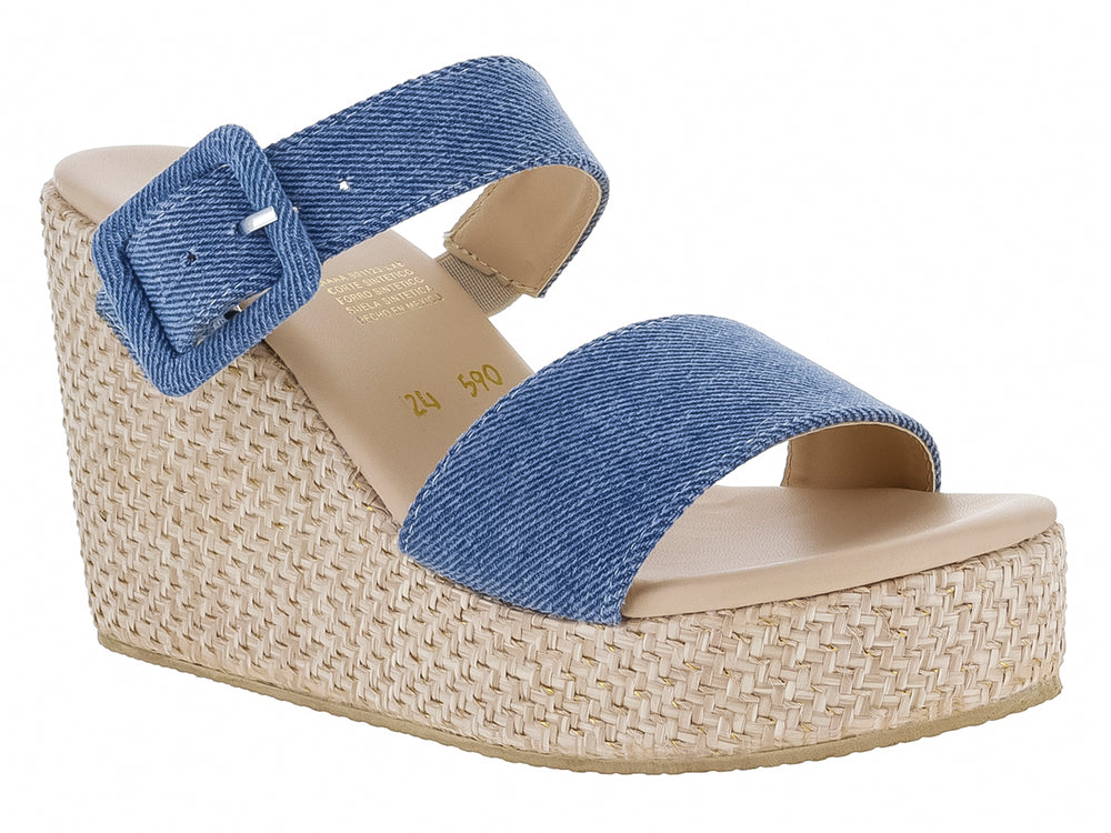 Sandalia de plataforma cuña con tiras de tela azul denim y suela de tejido natural.