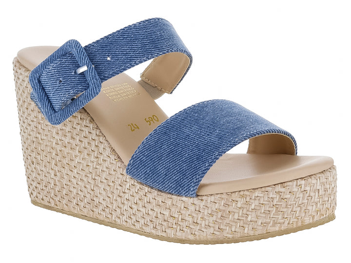 Sandalia de plataforma cuña con tiras de tela azul denim y suela de tejido natural.
