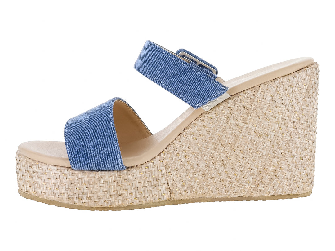 Sandalia de plataforma cuña con tiras de tela azul denim y suela de tejido natural.