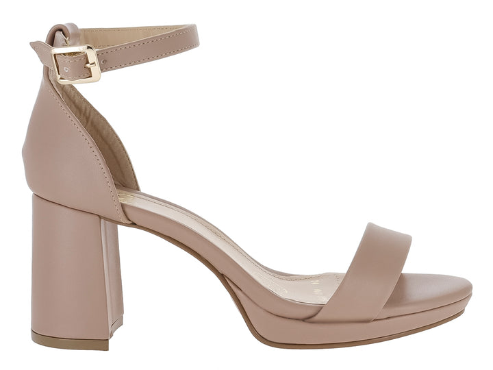 Sandalia de tacón cuadrado y plataforma en color beige con correa ajustable al tobillo.