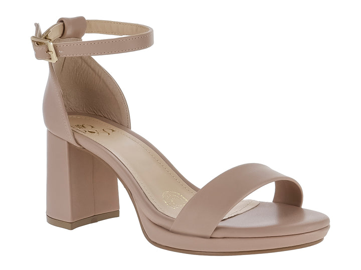 Sandalia de tacón cuadrado y plataforma en color beige con correa ajustable al tobillo.