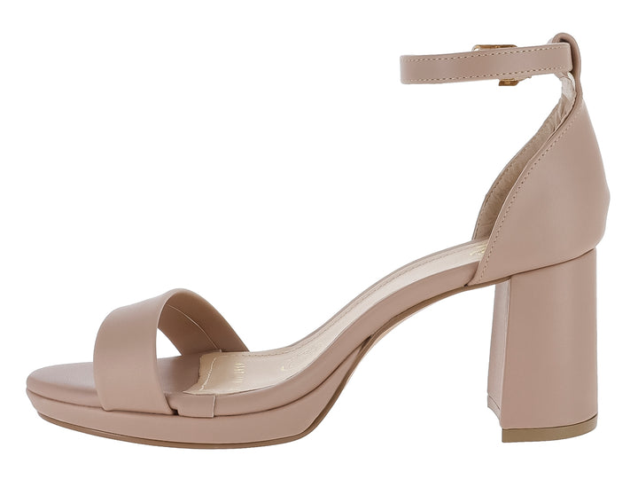 Sandalia de tacón cuadrado y plataforma en color beige con correa ajustable al tobillo.