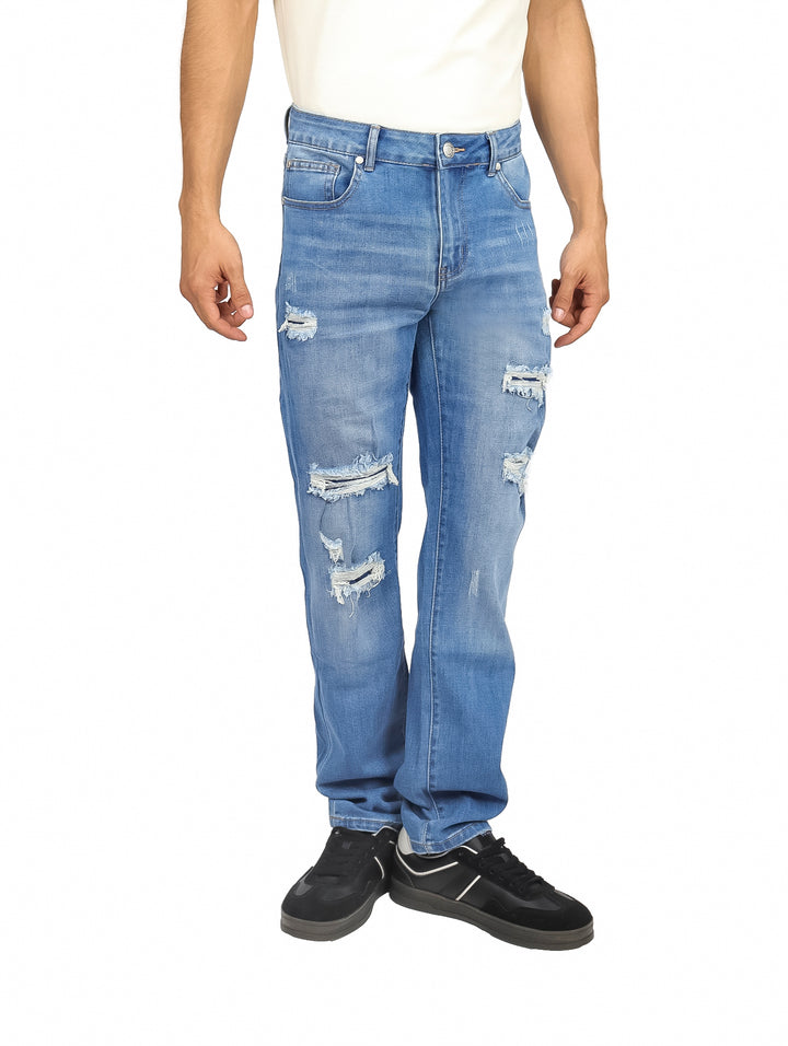 Pantalón de mezclilla azul claro para hombre con detalles desgastados y rotos en las piernas.