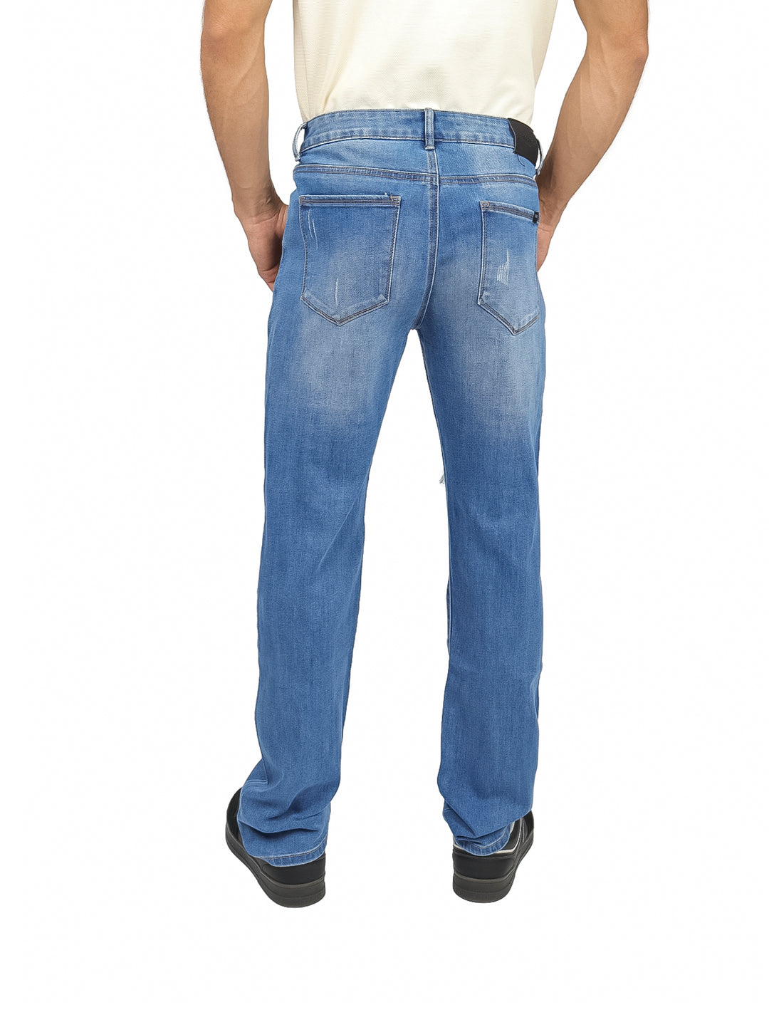 Pantalón de mezclilla azul claro para hombre con detalles desgastados y rotos en las piernas.