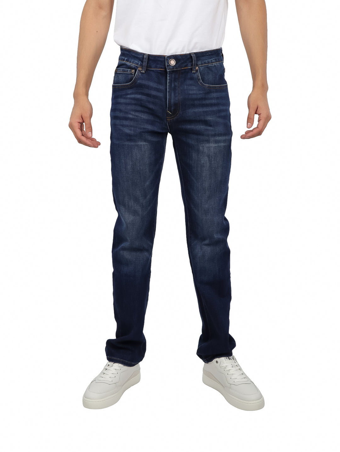 Pantalones jeans color índigo para hombre de corte recto.