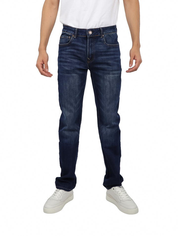 Pantalones jeans color índigo para hombre de corte recto.
