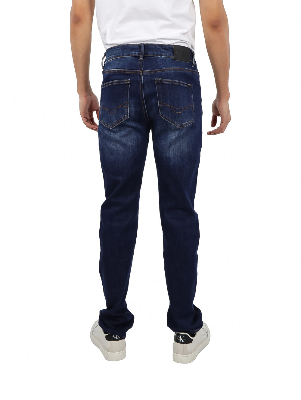 Pantalones jeans color índigo para hombre de corte recto.
