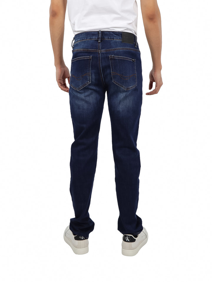 Pantalones jeans color índigo para hombre de corte recto.