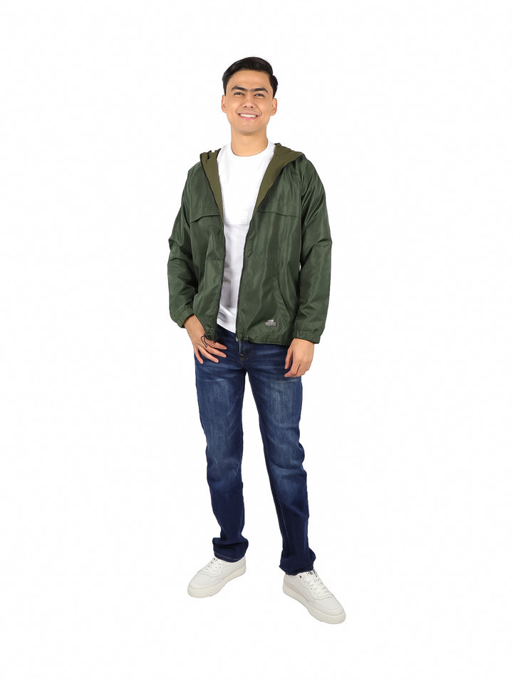 Pantalones jeans color índigo para hombre de corte recto.