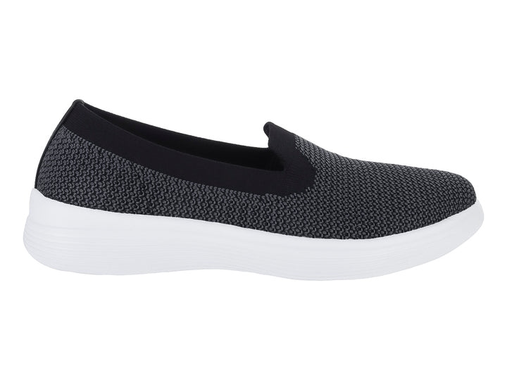Zapato plano Flexi estilo slip-on en color negro con suela blanca gruesa.