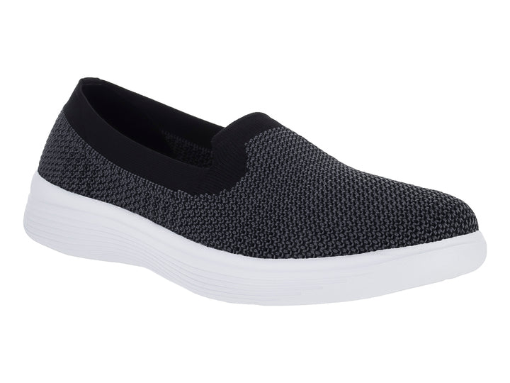 Zapato plano Flexi estilo slip-on en color negro con suela blanca gruesa.