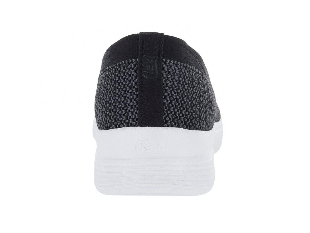 Zapato plano Flexi estilo slip-on en color negro con suela blanca gruesa.