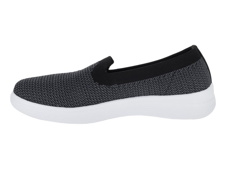 Zapato plano Flexi estilo slip-on en color negro con suela blanca gruesa.
