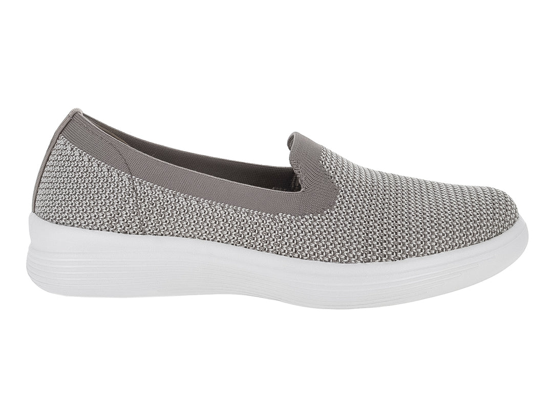 Zapato plano Flexi color taupe de tela tejida con suela blanca y diseño slip-on para mujer.