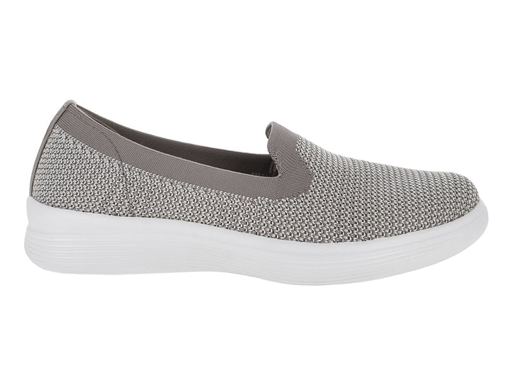 Zapato plano Flexi color taupe de tela tejida con suela blanca y diseño slip-on para mujer.