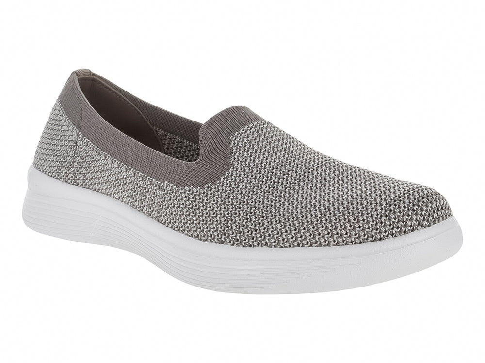 Zapato plano Flexi color taupe de tela tejida con suela blanca y diseño slip-on para mujer.