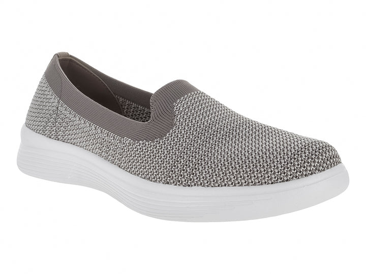 Zapato plano Flexi color taupe de tela tejida con suela blanca y diseño slip-on para mujer.