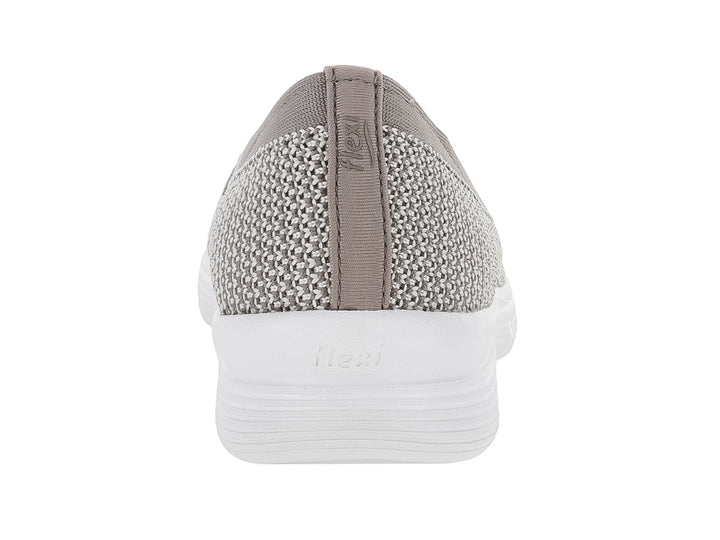 Zapato plano Flexi color taupe de tela tejida con suela blanca y diseño slip-on para mujer.