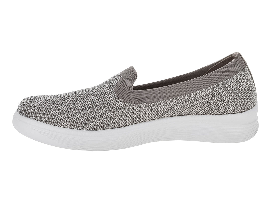 Zapato plano Flexi color taupe de tela tejida con suela blanca y diseño slip-on para mujer.