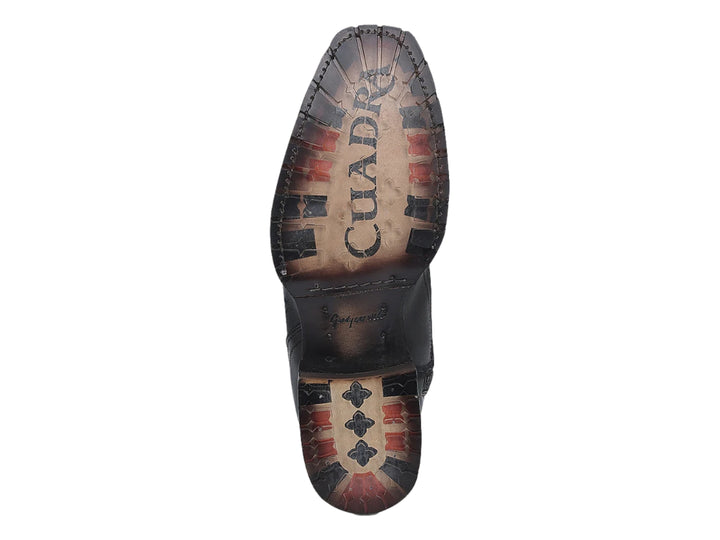 Bota vaquera Cuadra de cuero de toro color negro con textura rugosa y tacón cuadrado.